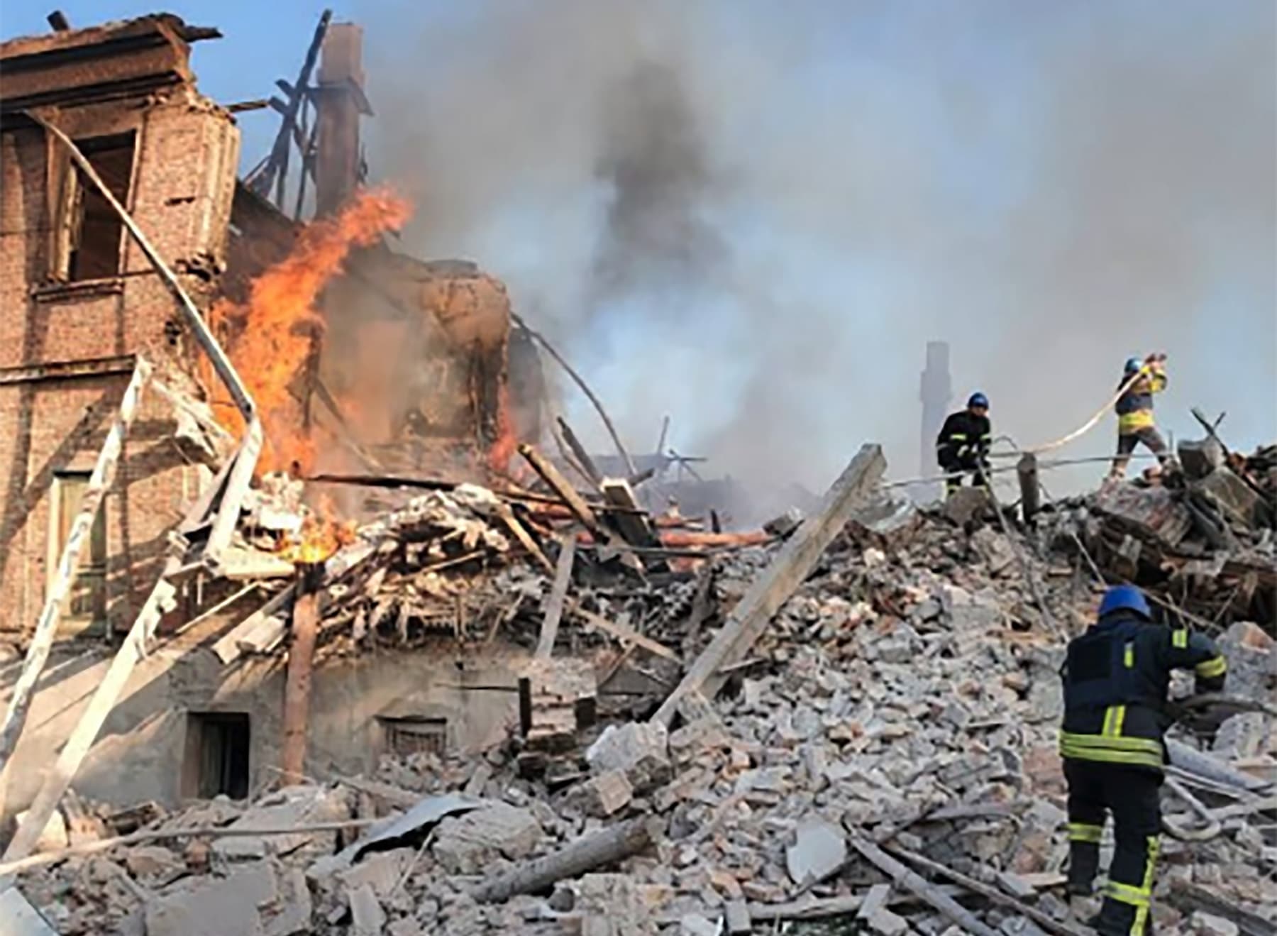 Bombardohet shkolla në Luhansk, 2 viktima dhe 60 persona nën rrënoja