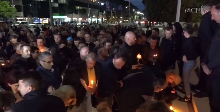 Protestë me qirinj për Ilvi Metën/ Berisha: Vrasje shtetërore, nuk krahasohet me 21-janarin (VIDEO)