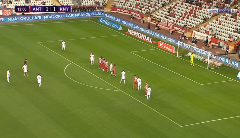 Supergol nga goditja e dënimit, Çekiçi shkëlqen në Turqi (VIDEO)