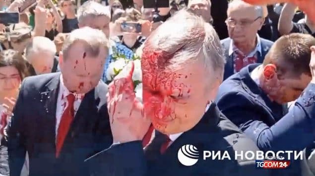 Poloni, sulmohet me bojë të kuqe ambasadori rus