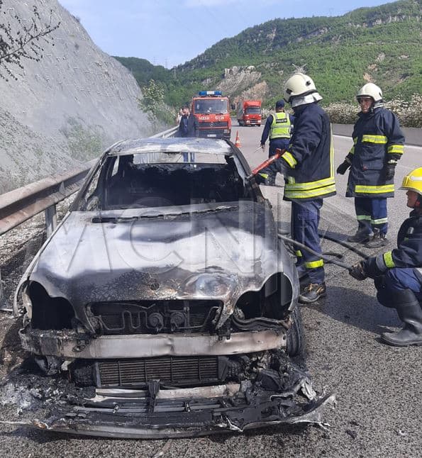 Përfshihet nga flakët një makinë pranë tunelit Elbasan-Tiranë (Video)