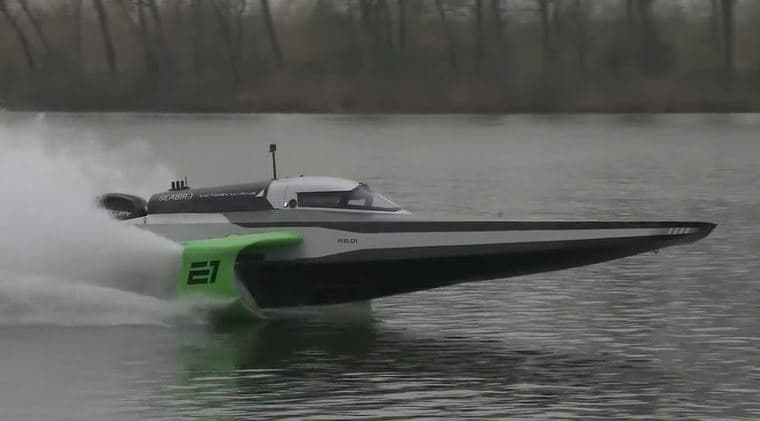 Foto/ Njihuni me varkën elektrike RaceBird, jo vetëm noton, por dhe 'fluturon'