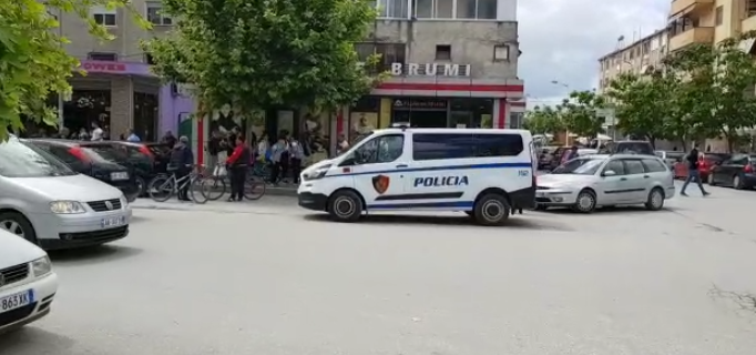 Sherr me grushta dhe ofendime, procedohet një 57-vjeçar dhe dy gra