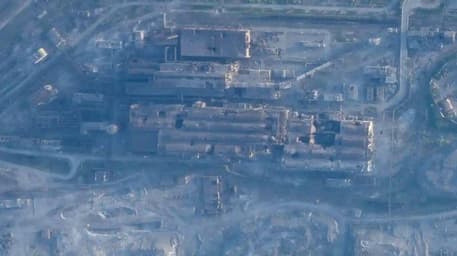 Rusët kryejnë 34 sulme ajrore në territorin e uzinës Azovstal në Mariupol