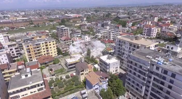 Video/ U dëmtua nga tërmeti, shembet me shpërthim pallati në lagjen e plazhit në Durrës