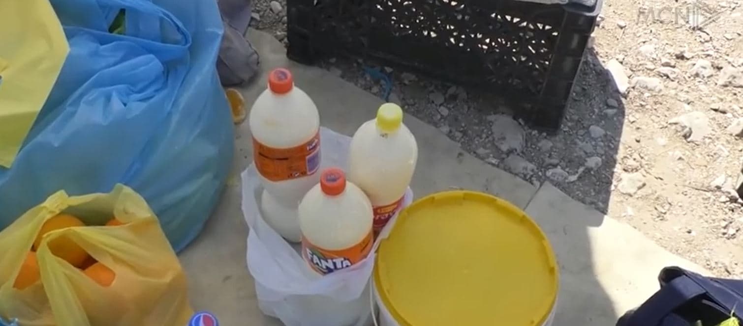 Qumësht me bidona në rrugë (VIDEO)