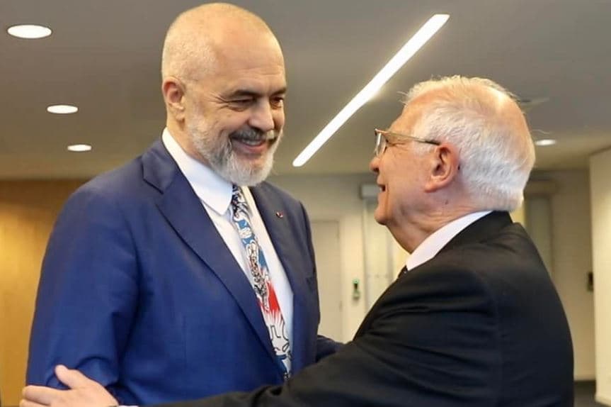 Kryeministri në Bruksel, shtrëngon duart me Josep Borell