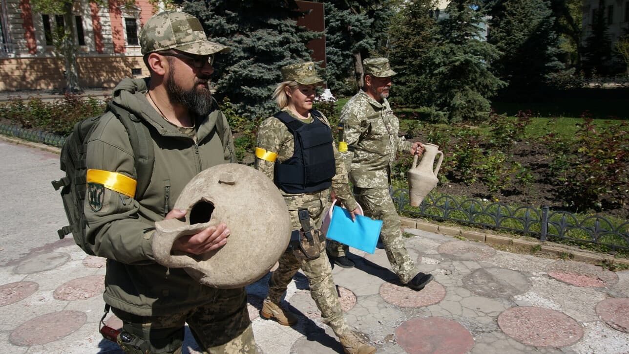 Ushtarët ukrainas gjejnë amfora të lashta duke përgatitur barrikadat në Odessa