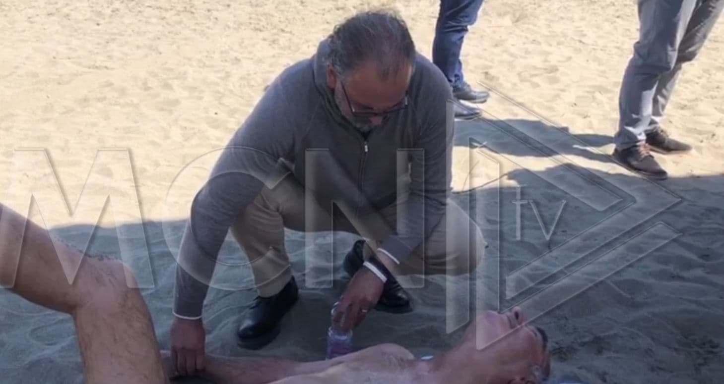 I moshuari humb ndjenjat në plazh, kryebashkiaku Dritan Leli vrapon për ta ndihmuar (Video)