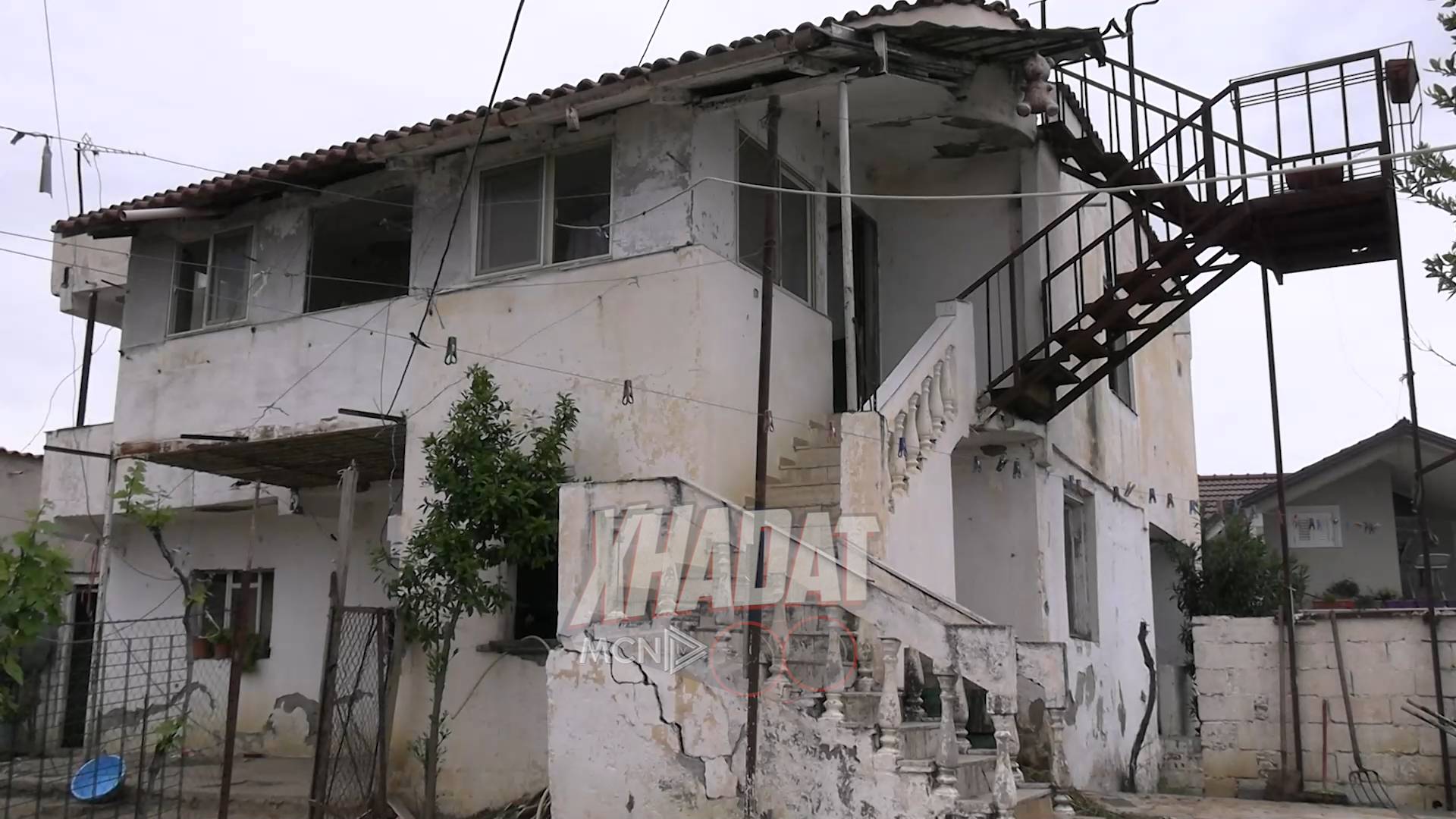 “Xhadat”- Familja me 15 vetë kërkon ndihmë se tërmeti i la pa shtëpi (VIDEO)