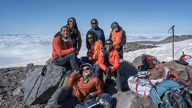 Grupi i alpinistëve me ngjyrë bëjnë histori, ngjisin malin Everest