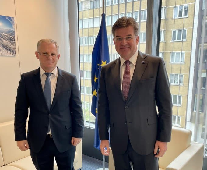 Lajçak: S’ka marrëveshje Kosovë-Serbi për targat