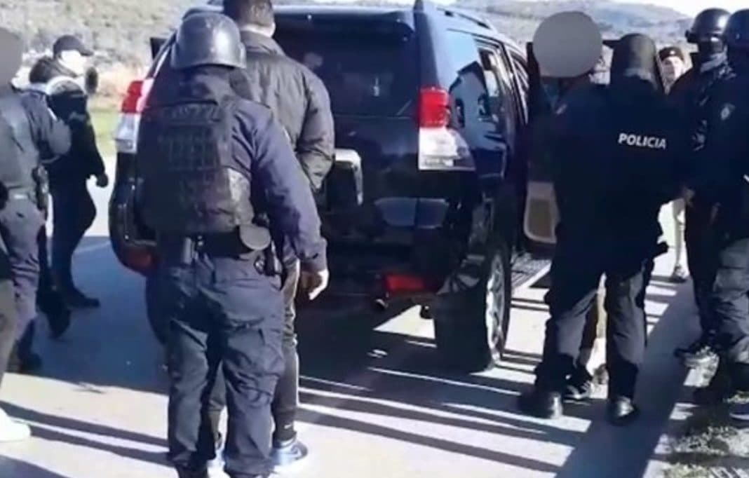 Strehonin emigrantë të paligjshëm në Tiranë për t’i kaluar në vendet e BE, dy të arrestuar 