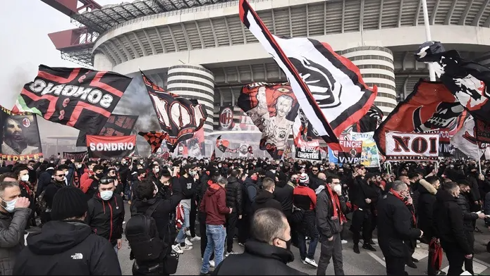 Tifozët e Milanit ëndërrojnë titullin, 200 mijë kërkesa për bileta për sfidën me Atalantën