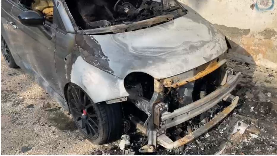 Video/ Digjen dy makina gjatë natës në lagjen “10 Korriku” në Vlorë