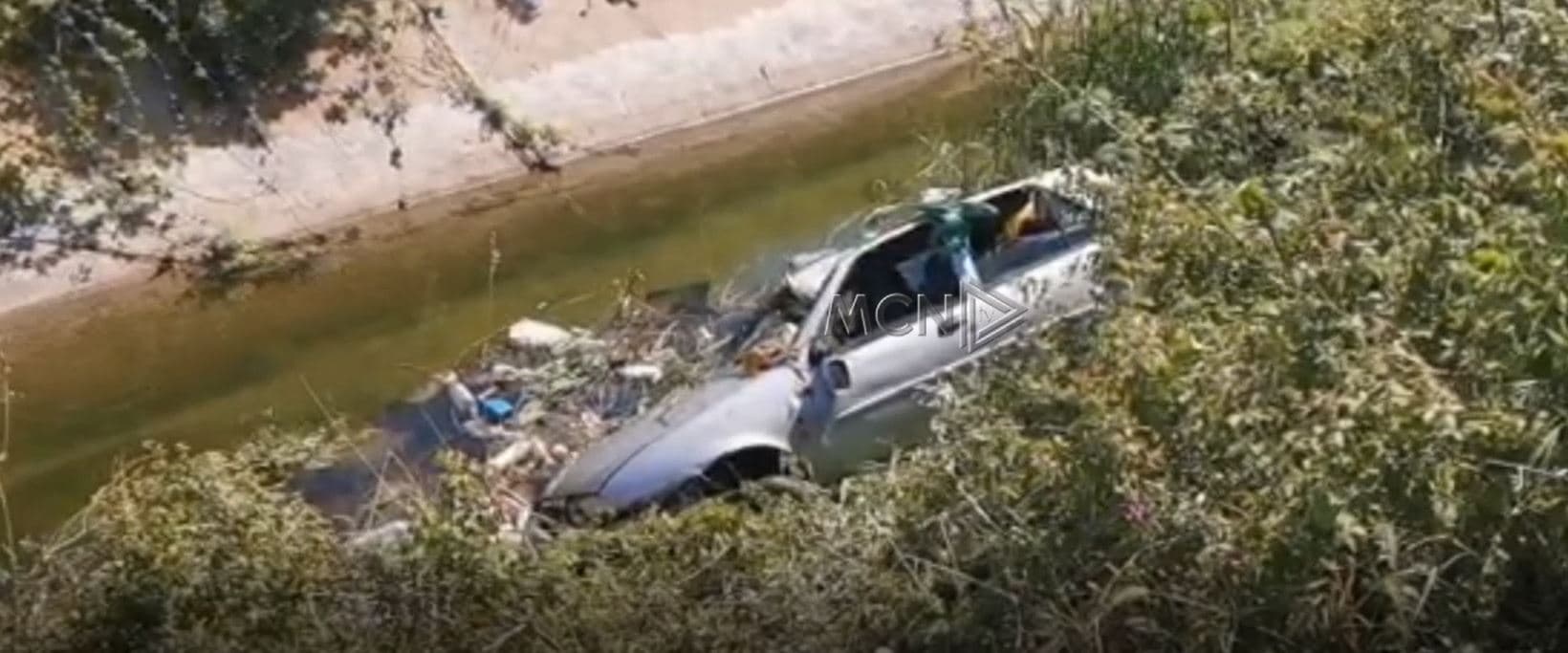 Makina përfundon në kanalin me ujë në Divjakë, humb jetën një person/ Emri