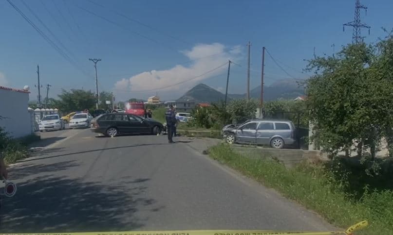 Aksidentohen dy automjete në Lezhë, 3 persona përfundojnë në spital