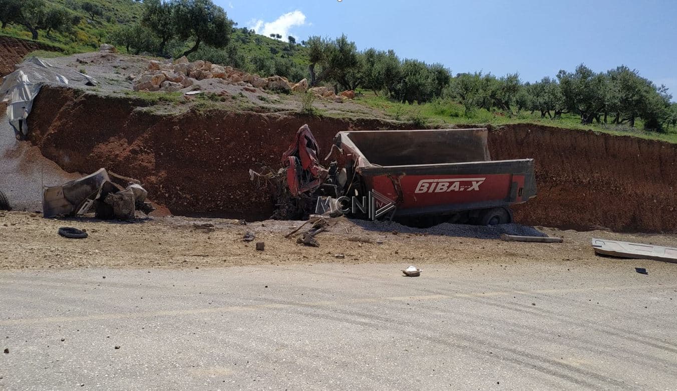   Përmbyset kamioni në aksin Orikum-Kaninë, humb jetën shoferi, pasagjeri poshtë inerteve