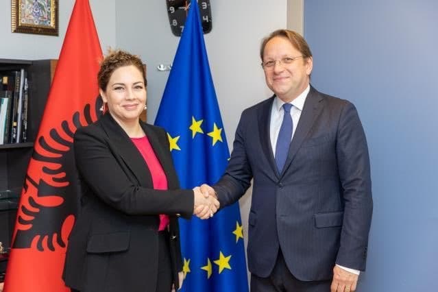Takimi Xhaçka-Varhelyi: Vendimi për konferencën e parë ndërqeveritare të merret në qershor