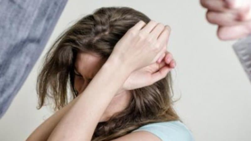 Ushtroi dhunë ndaj nënës së tij dhe i vodhi para për të blerë drogë, arrestohet 21-vjeçari