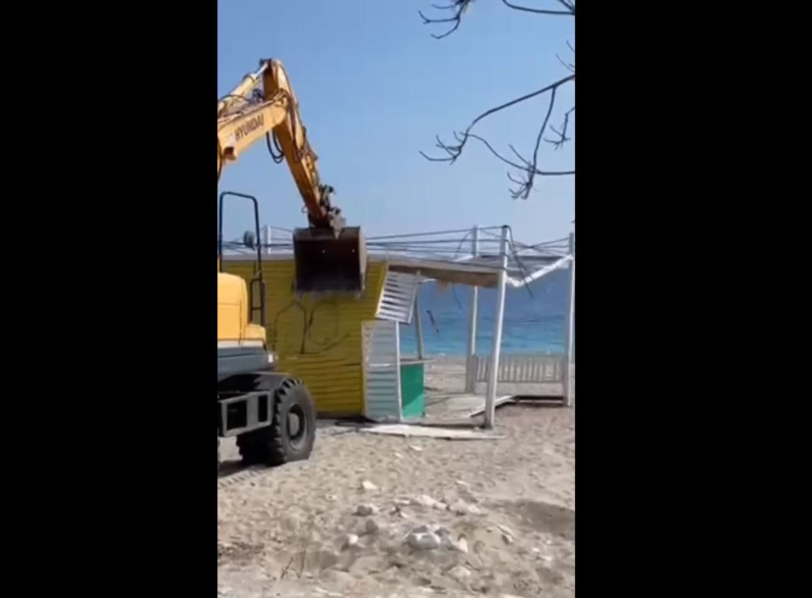 Çuçi: IKMT vijon shembjen e strukturave pa leje nga Velipoja në Ksamil