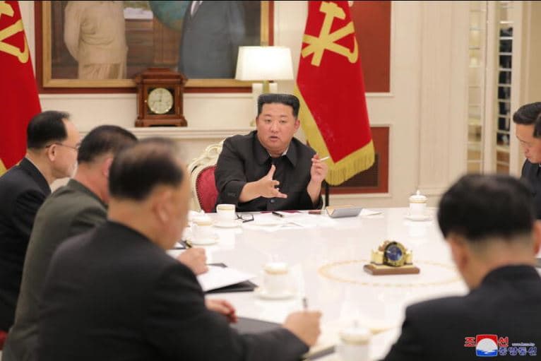 Covid-19 ulet këmbëkryq në Korenë e Veriut/ Kim Jong-un fajëson zyrtarët shtetërorë