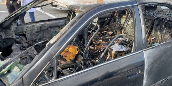 Përfshihet nga zjarri një makinë në një servis në Delvinë