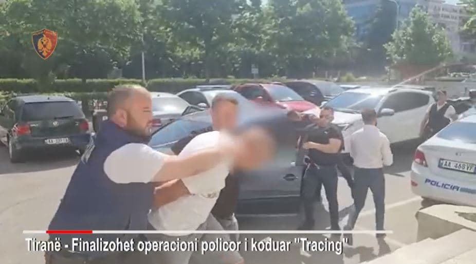 U kap me kallashnikov dhe municione luftarake në automjet, në pranga 34-vjeçari