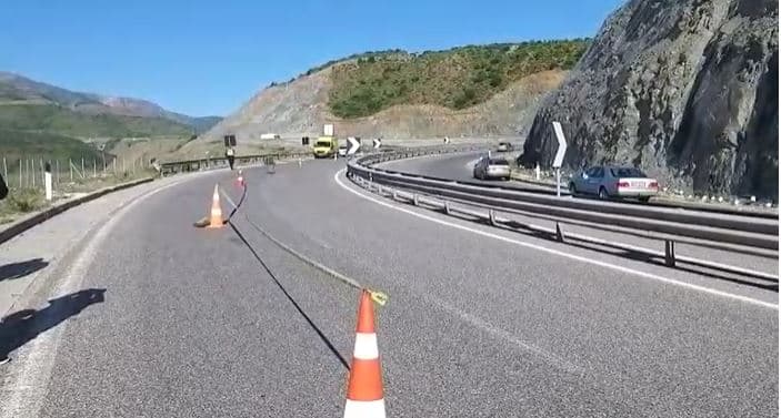 Bie makina në humnerë në autostradën e Kalimashit, një i vdekur dhe një i plagosur