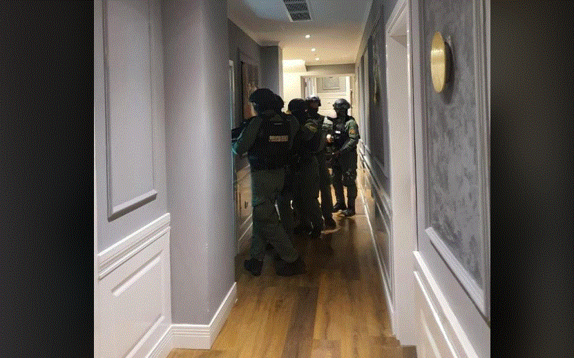 Kanabis, paracetamol e broshura/ Çfarë u gjet në dhomën ku fshihej Ervis Martinaj (FOTO)