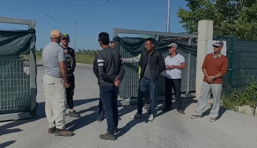Punëtorët e inceneratorit në Fier protestojnë për pagat, kërcënojnë me grevë urie