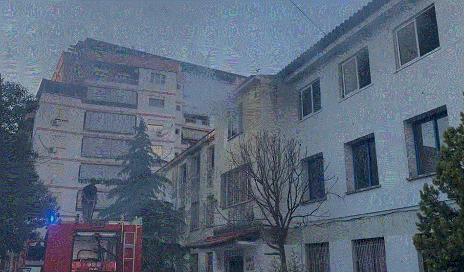 Përfshihen nga zjarri ish-zyrat e PD në Fier
