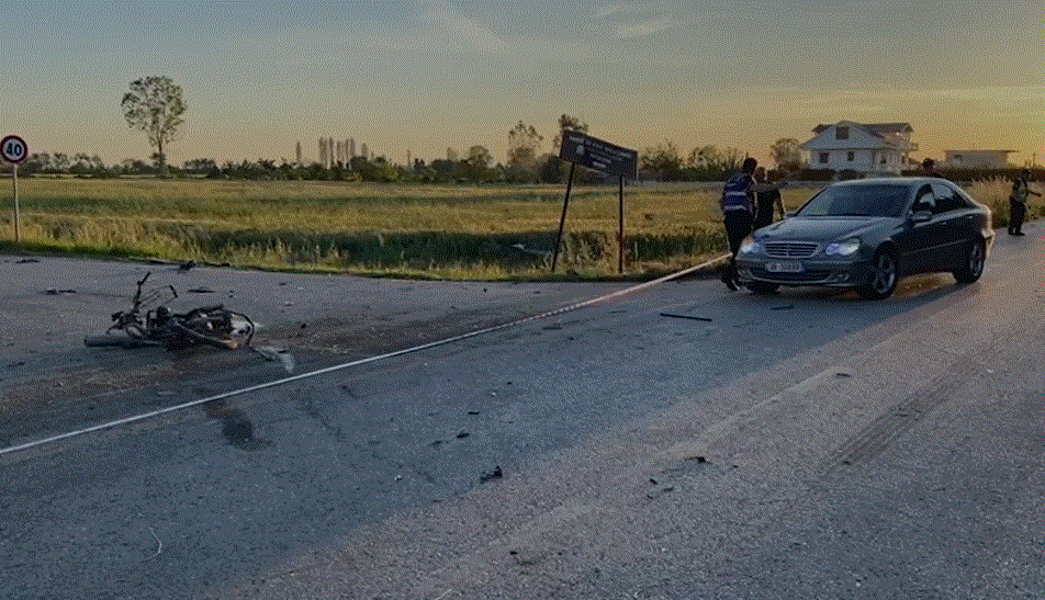Makina përplaset me motorin në Fier, ndërron jetë një person