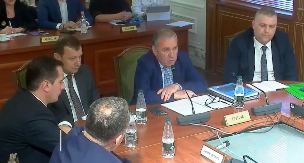 Tenderat kriminalë të shtetit/ Kraja u përgjigjet deputetëve në komisioinin e ligjeve (VIDEO)