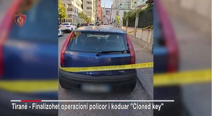 Vidhnin makina përmes çelësave të klonuar/ Arrestohen 3 persona, në kërkim 2 të tjerë (VIDEO)