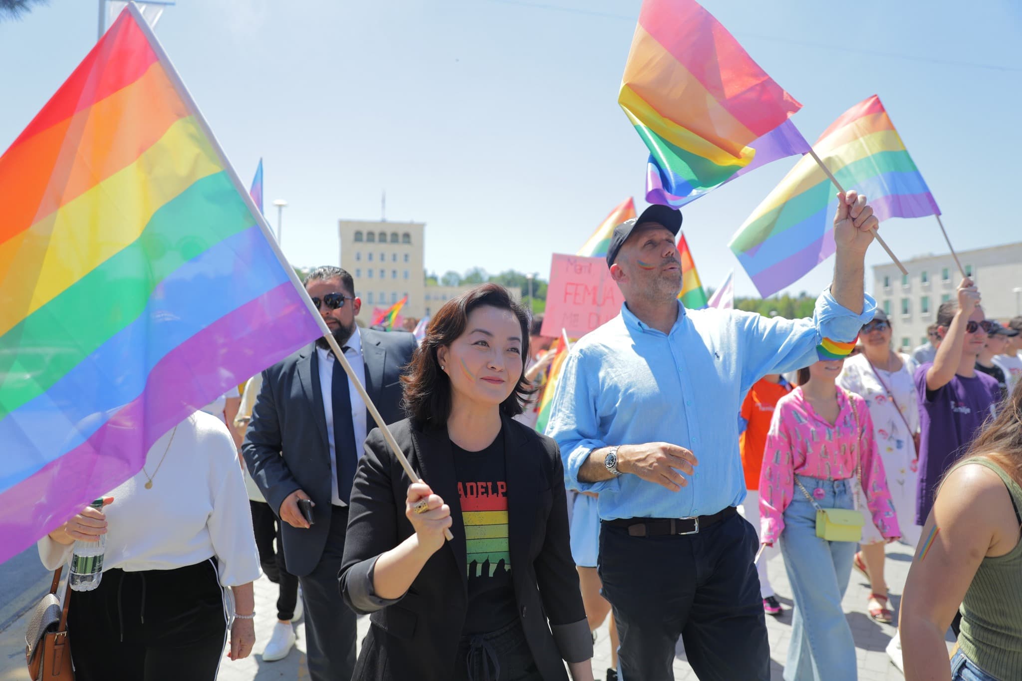 Ambasadorja Yuri Kim i bashkohet marshimit të LGBTI+ në Tiranë (FOTO)