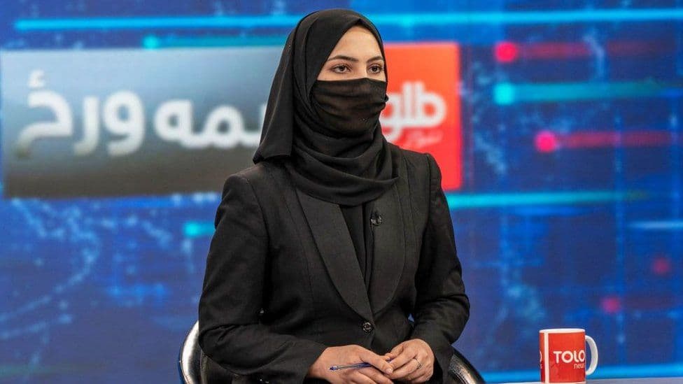 Afganistan, gazetaret dhe moderatoret mbulojnë fytyrën sipas urdhrit të talebanëve