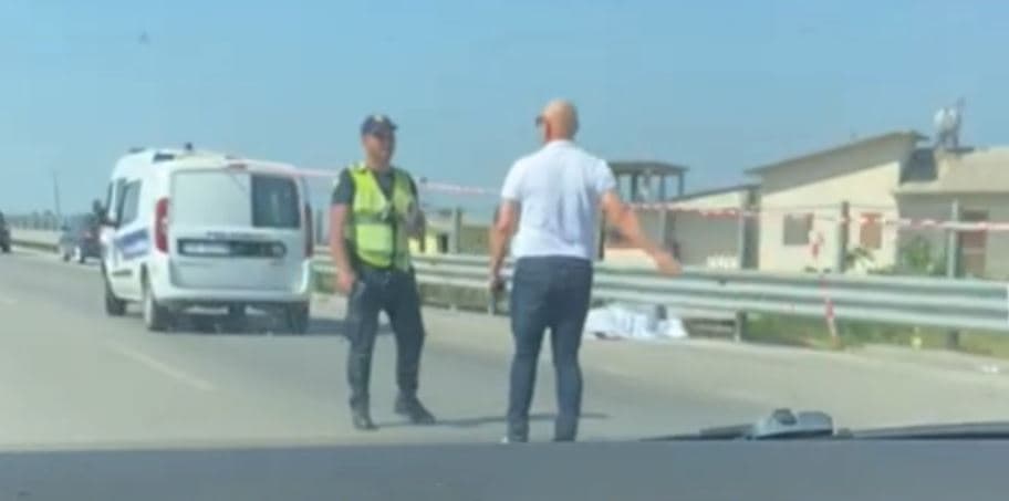Aksident në autostradën Vlorë-Fier, përplaset për vdekje këmbësori (Video)