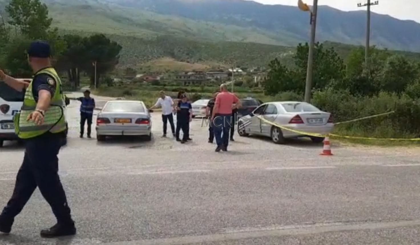 Makina përplaset me motorin në Gjirokastër, plagosen dy persona (Video)