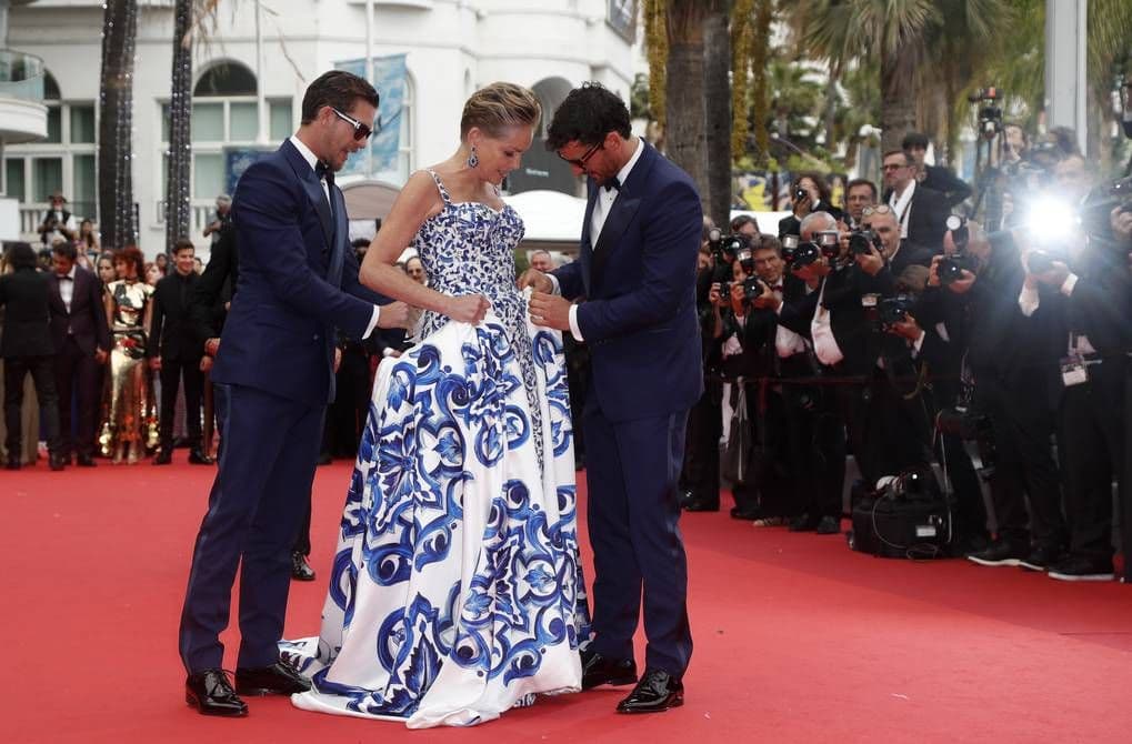 Sharon Stone "zhvishet" në tapetin e kuq të Kanës (FOTO)