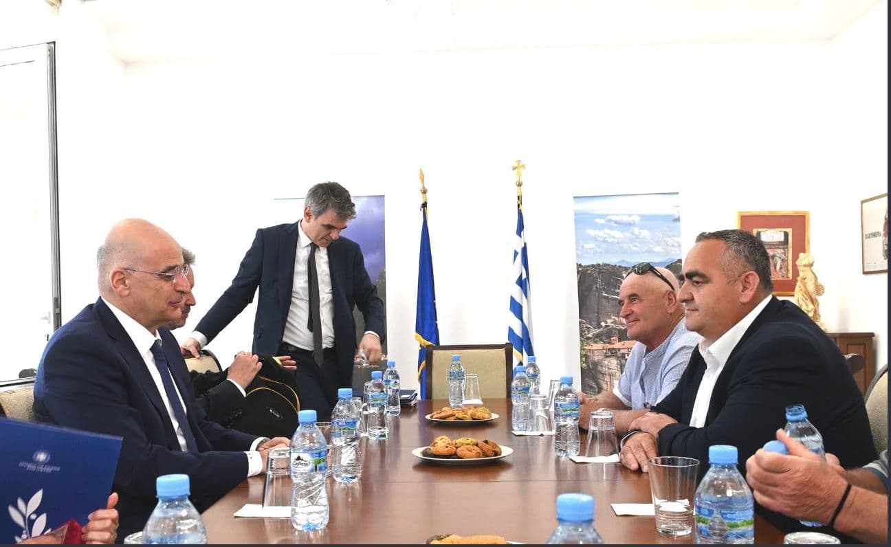  Ministri i Jashtëm Dendias takohet me kreun e Omonias në Himarë, bisedojnë për minoritetin grek