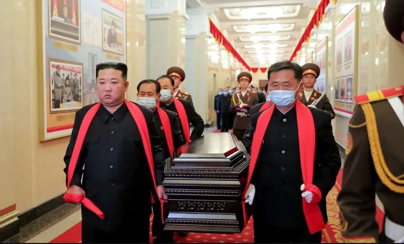 Fajësoi zyrtarët shtetëror për menaxhimin e Covid-it, Kim Jong Un pa maskë në funeral