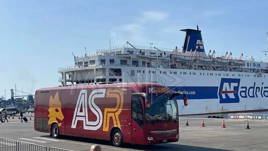 FOTOLAJM/ Finalja e Conference League, autobusi i Romës mbërrin në Portin e Durrësit