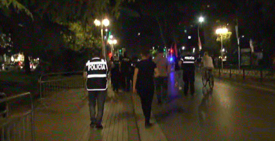 Me shkopinj e gurë në duar/ Rreth 200 tifozë përplasen me policinë, plagoset një efektiv