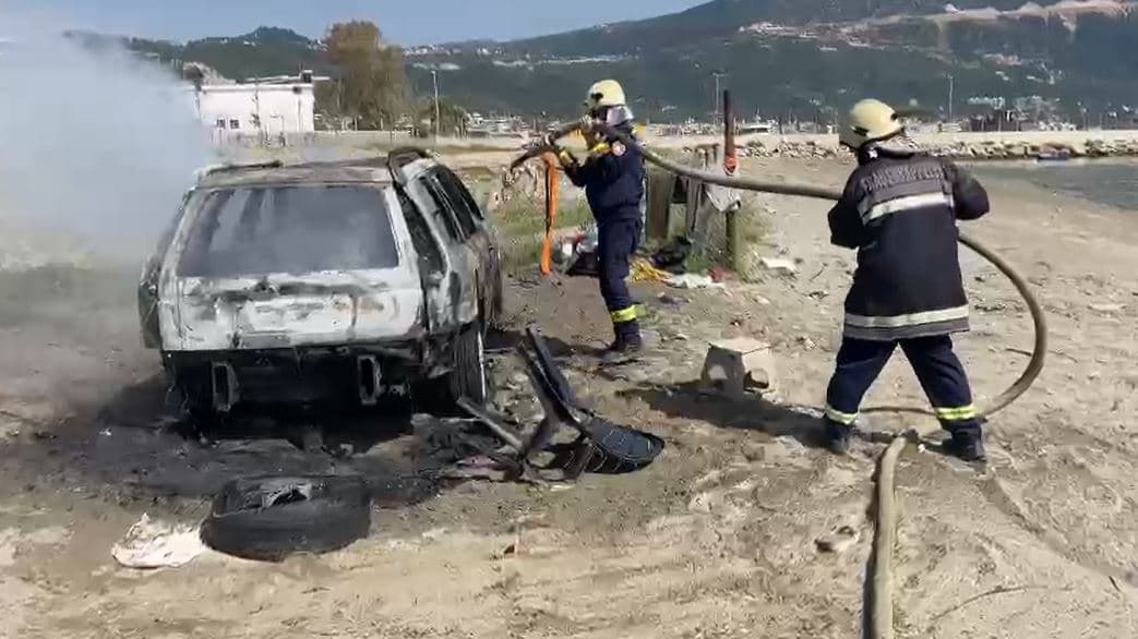 Digjet një makinë në plazhin e Vlorës