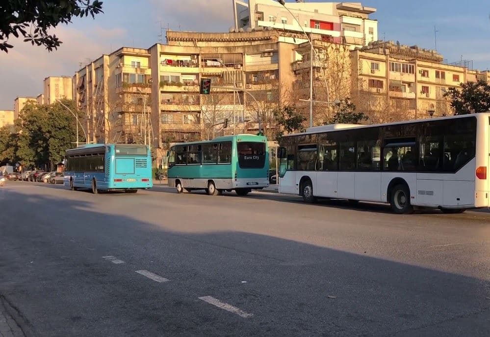  Goditën shoferin e urbanit/ Arrestohet 46-vjeçari, procedohet një tjetër