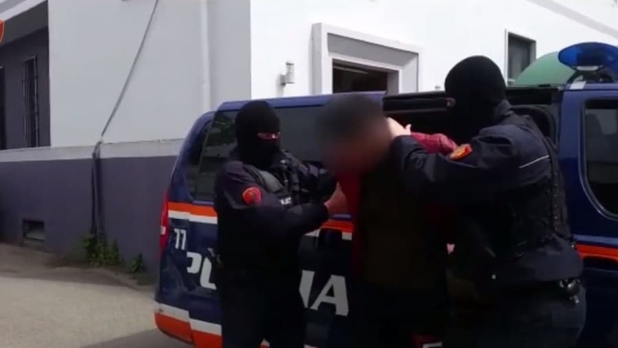Dhunoi, kanosi dhe i kërkoi para një vajze, kapet nga policia e Lushnjës/ Emri