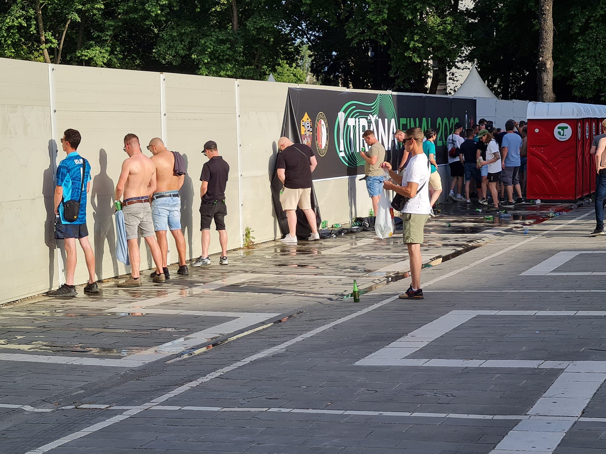 FOTOLAJM/ Tifozët e Feyenoord urinojnë masivisht pranë Ministrisë së Brendshme