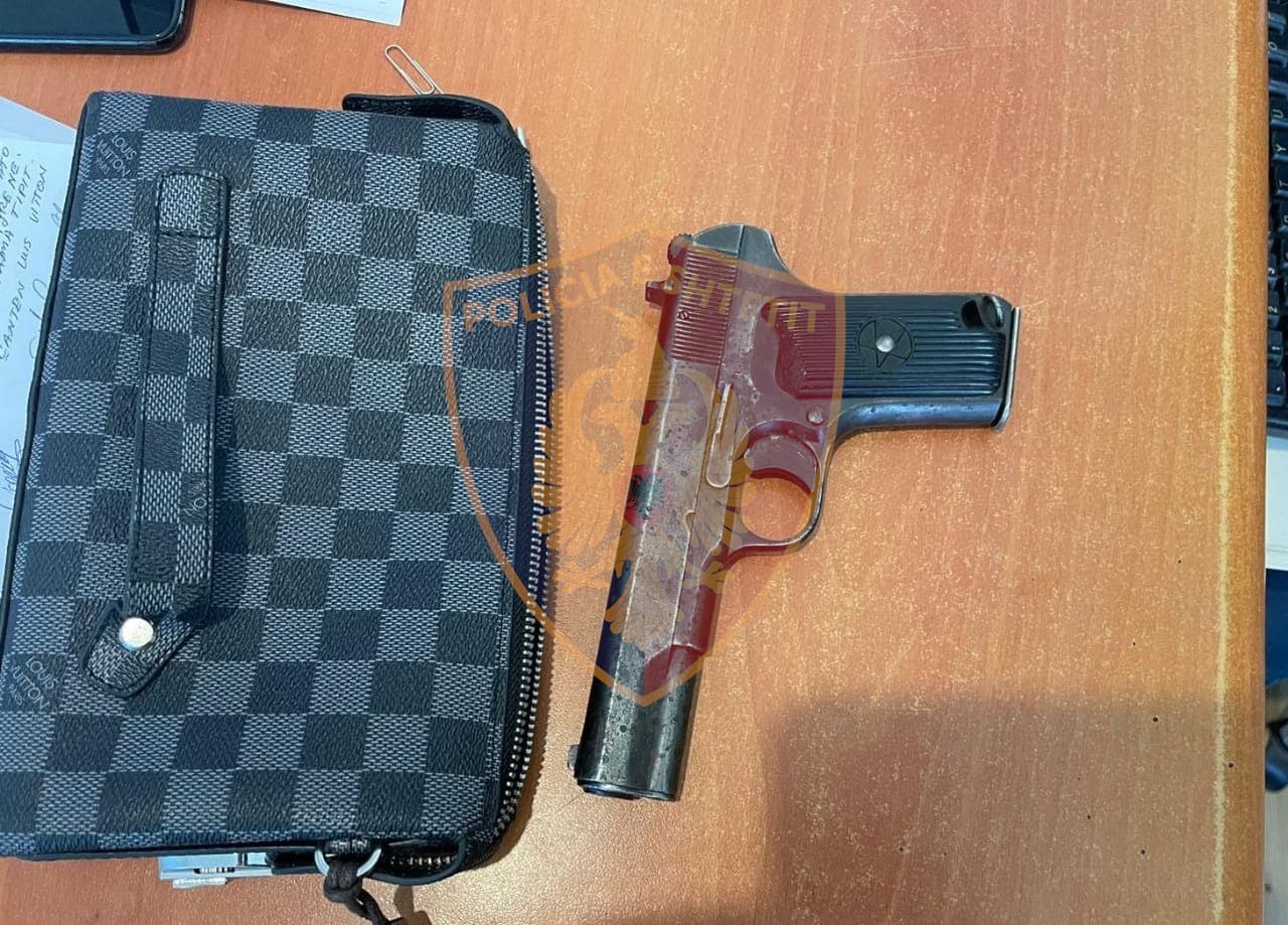 Theu masën e sigurisë dhe lëvizte me pistoletë, në pranga 41-vjeçari