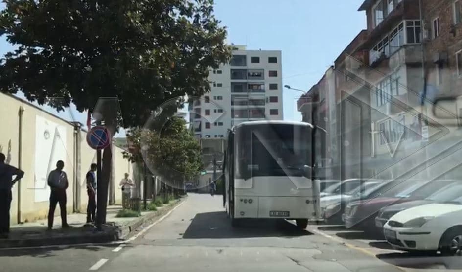 Elbasani i vjen në ndihmë Tiranës me një autobus me efektivë